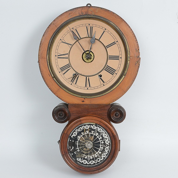 RELÓGIO, um (1) antigo de parede, modelo dito 8, marca ANSÔNIA CLOCK COMPANY (fundada emConnecticut no ano de 1851, por Anson Green Phelps e mais dois relojoeiros Theodore Terry e Franklin C. Andrews,como subsidiária de sua empresa Ansônia Brass, fundada anteriormente em 1844 para fornecer laminados em latão paraconfecção de relógios, em 1877 adquiriram uma fábrica em New York e transferiram a maior parte de sua produção; em1878 Thomas Edison visitou a fábrica para experimentar a combinação de relógios com o seu fonógrafo; em 1879 umasegunda fábrica foi aberta no Brooklyn; em 1880 a fábrica de New York incendiou; em 1881 foi reaberta após ter sidoreconstruída no mesmo lugar; em 1883 fechou a fábrica de Connecticut; em 1929 foi vendida para Amtorg, quepertencia ao governo Soviético; em 1969 os direitos do uso do nome foram transferidos para Ansônia Clock Company,Lynnwood, Washington), gabinete em madeira, mostrador em cartolina com algarismos romanos, faltam o aro e o vidrosuperior, o vidro inferior esmaltado na tonalidade branca, dando corda, pêndulo travado, possui chave borboleta,mostrador com dois furos (sinaliza a cada meia hora e hora cheia), medindo 55,5 cm altura, sinais de uso, sem garantia,vide foto.