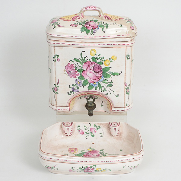 FAIANÇA, uma (1) antiga talha em três partes: cuba, bacia e tampa, ornamentação floral policromada pintada amão, medindo 38 cm altura, tampa com sinais de restauro, cuba com trincado, quebrado e colado, além de pequenaperda, torneira em metal, sinais de uso e restauro, vide foto.