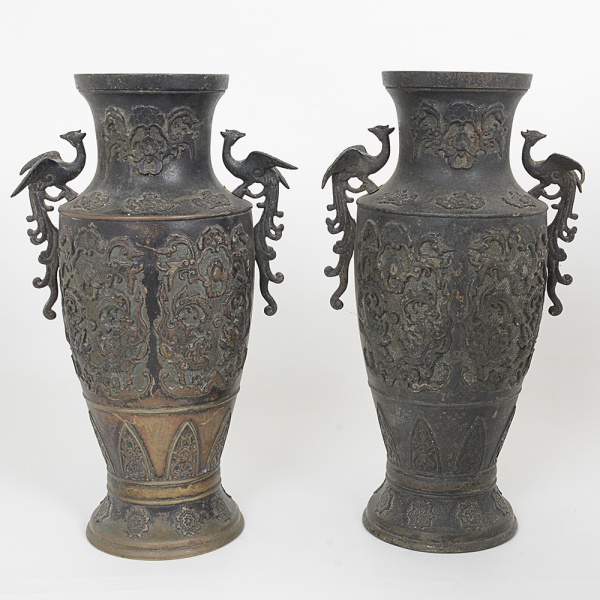 BRONZE, par (2) vasos com ornamentação relevada em cães de fó e elementos vegetalistas, alças representandoave fênix, medindo 36,5 cm altura, possuem recipientes internos, furadas na base, sinais de uso, vide foto.