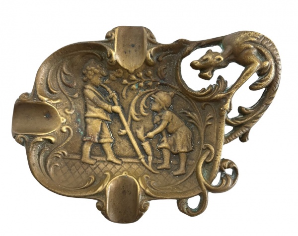 ART NOUVEAU - Cinzeiro em bronze adornado com "alegoria das crianças" e figura de gárgula. Estilo e período ART NOUVEAU. Mede 16,5 x 12cm.