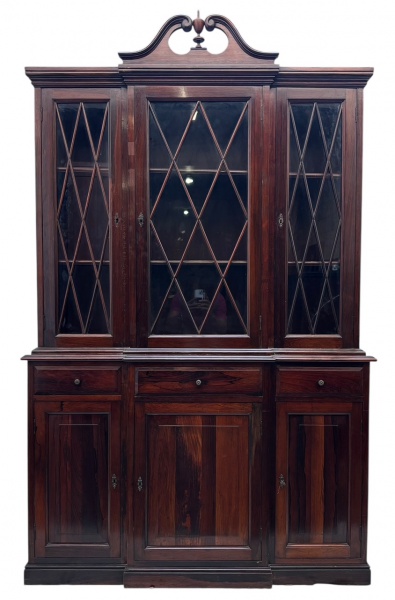 Imponente louceiro com estrutura em jacarandá, contendo três portas inferiores com prateleira no interior, três gavetas ao centro com seus respectivos puxadores, duas portas com vidro na parte superior com três níveis, protegidas por treliças ao estilo inglês. Mede 2,08 altura x 47cm largura x 1,30cm comprimento.