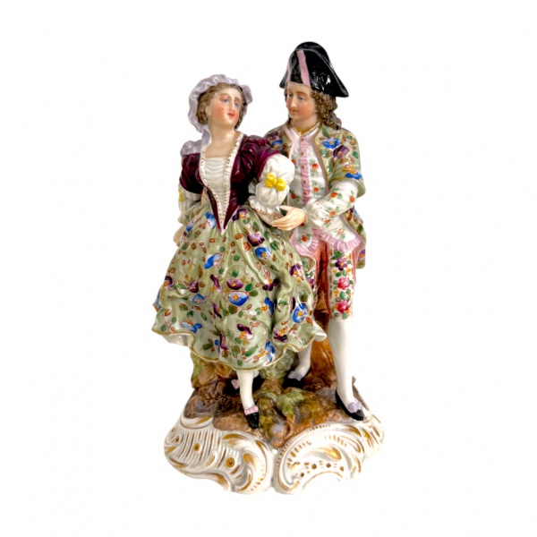 ÁUSTRIA SÉC XIX - Raríssimo grupo escultórico em requintada porcelana austríaca representando  "casal de fidalgos" com vestes em magnifica policromia. Inicio século XIX. Possui registro da manufatura na base. Mede 17cm altura.