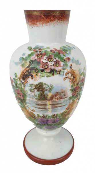 FRANÇA - Antigo vaso em opalina francesa na cor branco leitoso fartamente adornado à mão com motivo floral e paisagem em rica policromia. Formato bojudo. Mede 30cm.