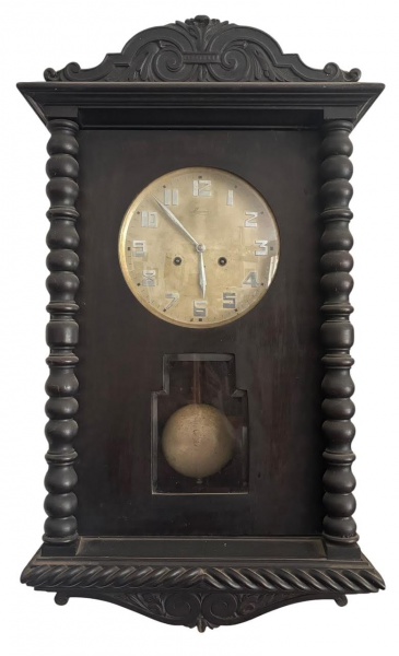 PORTUGAL - Antigo relógio de parede, funcionamento a corda, dois furos, 'MASSON", acondicionado em caixa de madeira com colunas em espiral e florão ao alto. Funcionamento desconhecido. Acompanha chave e pêndulo. Mede 70 x 40cm.