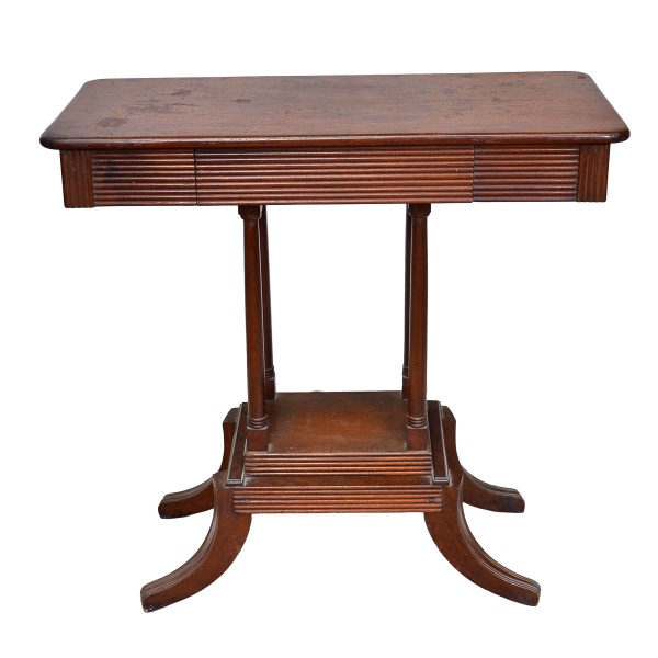 DONA MARIA - Antigo aparador em madeira nobre acastanhada, quatro pés curvos para fora, colunas cilíndricas e frisos ao estilo Dona Maria I. Marcas do tempo. Mede Altura 83 cm altura x 43cm largura x 86cm comprimento.