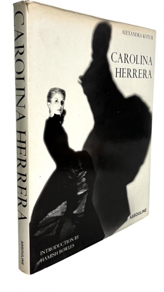 CAROLINA HERRERA por ALEXANDRA KOTUR - Exemplar de livro de fotos em capa dura com sobrecapa, idioma inglês. Mede 35 x 27cm.