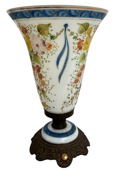 Luminária de mesa em opalina francesa branco leitoso fartamente adornada com motivo floral em policromia e dourado. Mede 33cm altura x 22cm diâmetro.