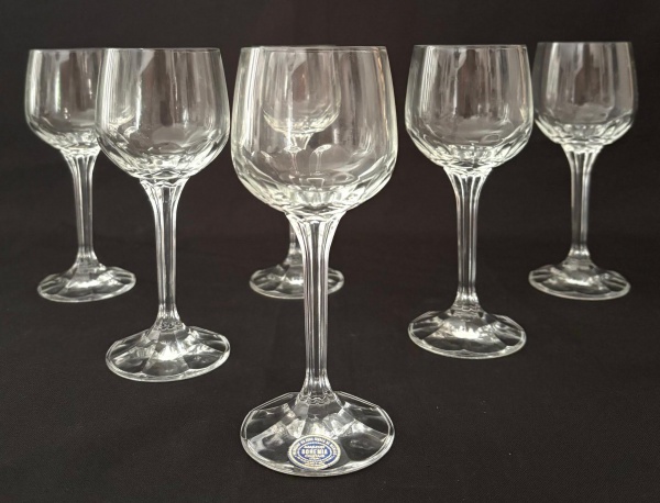 BOHEMIA - Jogo de seis taças em cristal translucido da BOHEMIA com lapidação em dedões. Sem uso, com etiqueta, na caixa original. Mede 13,5cm.