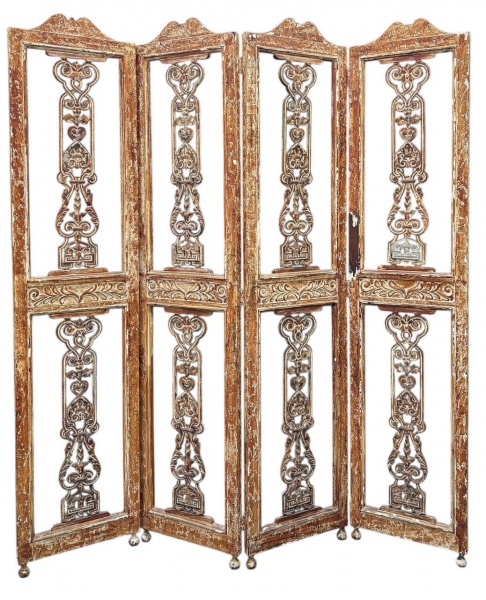 Imponente biombo de quatro abas, de estilo italiano com estrutura em madeira nobre entalhada e florões em ferro fundido com patina original da época. Mede 2,25 x 2m.