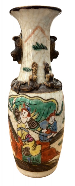 COMPANHIA DAS INDIAS - Vaso em porcelana COMPANHIA DAS INDIAS, formato bojudo moldado e pintado a mão com figuras orientais. Meados séc. XIX. Mede 19,5cm altura.