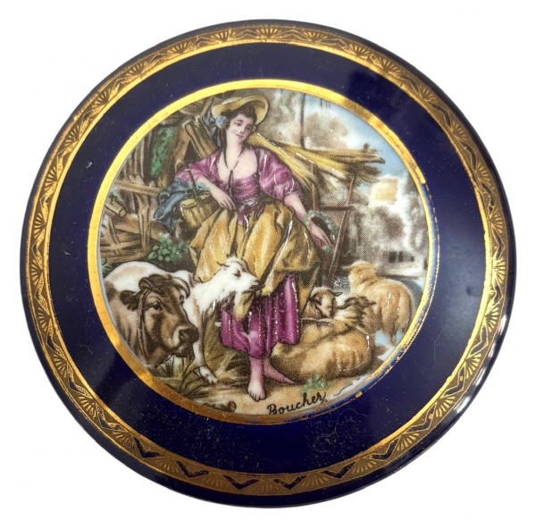 LIMOGES - Magnífico porta joias em pasta de porcelana francesa Limoges, graciosamente adornado com figura humana e animais em policromia sobre fundo azul cobalto e contorno em vibrante ouro. Apresenta registro. Mede 11,5cm.