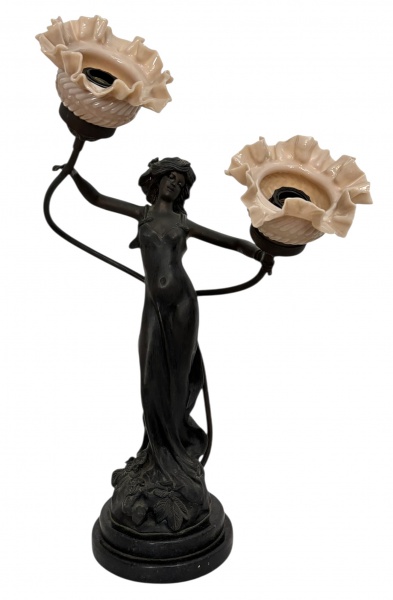 LOUIS-AUGUSTE MOREAUX (1855-1919) - Imponente escultura do escultor francês Louis-Auguste Moreaux, representando figura de ninfa portando lâmpadas com mangas em opalina francesa na cor rosé fosco, de estilo e período ART NOUVEAU. Apoiada sobre base de granito em dois níveis. Apresenta assinatura na base. Mede 63cm.