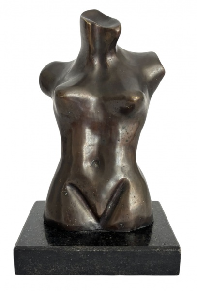 SUZANA LEVY (Rio 1937 / idem 2023) - Escultura em bronze cinzelado, representando torso feminino de linhas sinuosas e forma estilizada, sobre base em mármore negro. A artista Suzana Levy explora a sensualidade e a força das formas femininas com linguagem moderna e acabamento refinado. Assinada na base. Mede 18 x 11 cm.Peça de forte presença estética, ideal para ambientes contemporâneos e coleções de arte moderna brasileira.