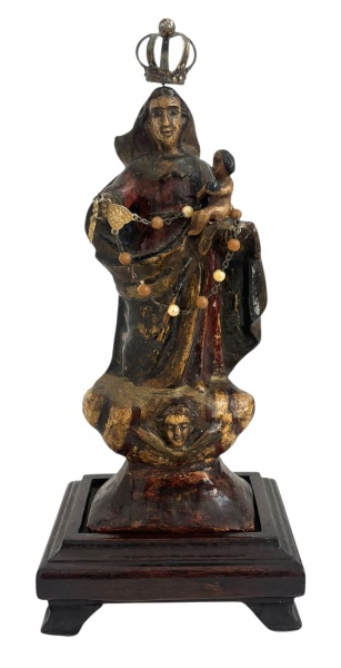 BAHIA SÉC XIX - Imagem sacra representando NOSSA SENHORA DO ROSÁRIO COM MENINO JESUS, em madeira policromada e dourada, com coroa metálica destacável e terço de contas aplicadas. Base em madeira escura torneada. Trabalho luso-brasileiro, possivelmente século XIX. Apresenta pátina do tempo e vestígios de policromia original. Medida total 30 cm.