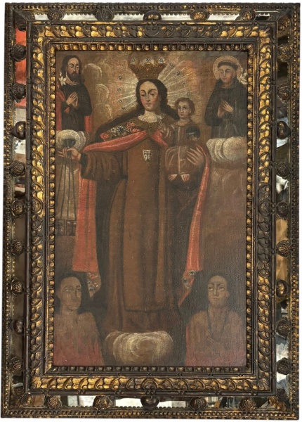 ESCOLA CUZQUEÑA, SÉC. XVIII/XIX  Óleo sobre tela representando Nossa Senhora do Carmo com o Menino Jesus, ladeada por santos e devotos. Rica policromia em tons terrosos e dourados, com expressiva moldura entalhada em madeira ebanizada e dourada com incrustações espelhadas.Medida da obra 66 x 107 cm. Medida total 103 x 144 cm.Obra de grande valor devocional e artístico, típica da tradição colonial andina.