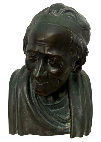 VOLTAIRE - Busto de Voltaire (França 1694/ França 1778), filosofo francês, em bronze cinzelado, meados séc. XIX. Mede 38 x 25cm.