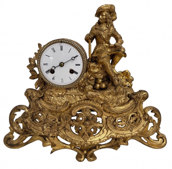 FRANÇA SÉC. XVIII - Relogio francés de mesa, funcionamento a corda, mostrador de porcelana, adornado com figura masculina ao alto, acondicionado em magnifica caixa em de petit bronze em vibrante ouro. Acompanha pêndulo e chave. Meados séc. XVIII. Funcionando. Recém revisado. Mede 37 x 32cm.