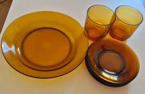 VIDRO - Conjunto Colorex, cor âmbar.no total de 1 prato fundo, 4 pires e 2 copos de água