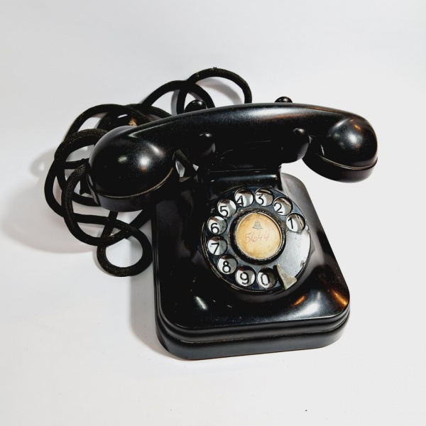 COLECIONISMO - telefone antigo em baquelite cor preta com disco de discagem, popular nas décadas de 1930. Bom estado. Medida: 27 cm x 19 cm x 15 cm.
