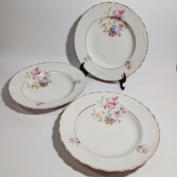 PORCELANA - conjunto com 03 pratos fundos em porcelana Mauá com decoração de flores e filete dourado. Medida: 23 cm. P2