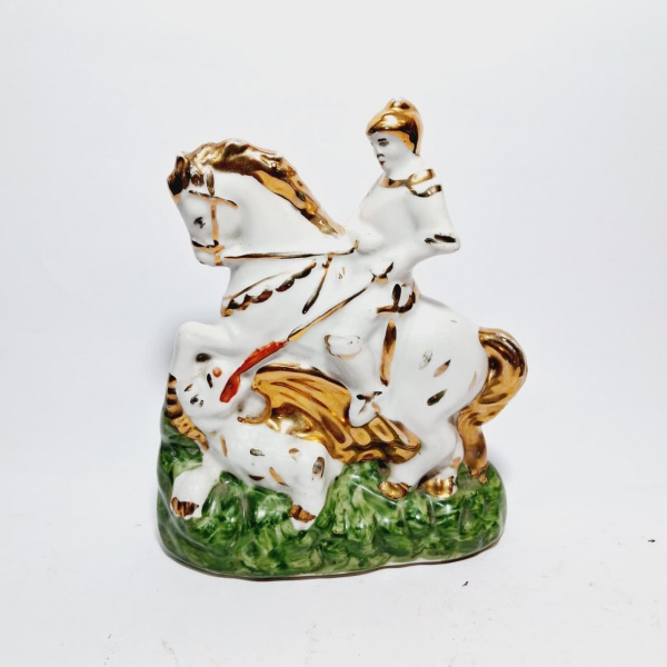 ARTE SACRA - escultura sacra em porcelana representando São Jorge, medindo 16 cm x 18 cm.