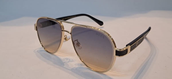 MODA E ACESSÓRIOS - óculos para sol no estilo Dita armação dourada com hastes pretas, design moderno e lentes em degrade.
