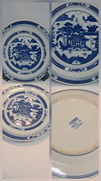 PORCELANA - 02 pratos em porcelana Chinesa com cena típica oriental na cor azul.