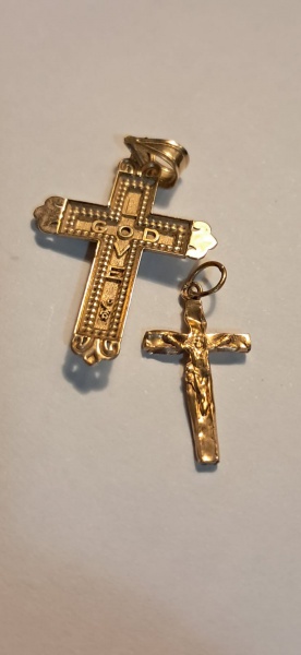 JOIA - par de crucifixos em ouro 18k. Peso total: 2,3g.