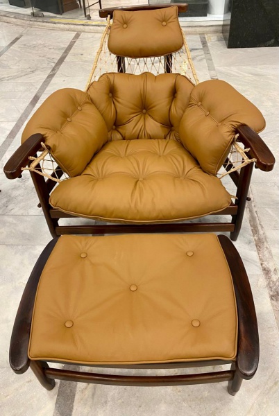 POLTRONA - Maravilhosa e Confortável Poltrona Jangada, confeccionada em jacarandá maciço, cordas em algodão e estofamento em couro natural capitoné na cor bege, acompanha Banqueta. Med. 83 X 100 X 105 cm. (em ótimo estado de conservação).