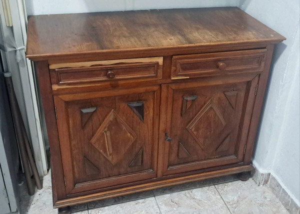 APARADOR - aparador tipo cômoda no estilo colonial com duas portas e duas gavetas, em bom estado. Perdendo pequenas folhas na composição. Medida: 80 a 90 cm aproximadamente altura e 80 a 90 cm aproximadamente. Retirada agendada.