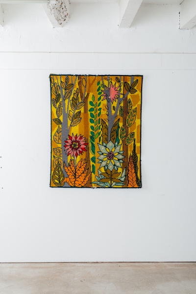 Tapeçaria artesanal anos 60 com motivos de vegetação (APRESENTA DESGASTES). Med.