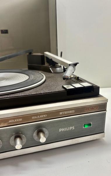 Philips GF 547 - Antigo toca discos com botões de controle na