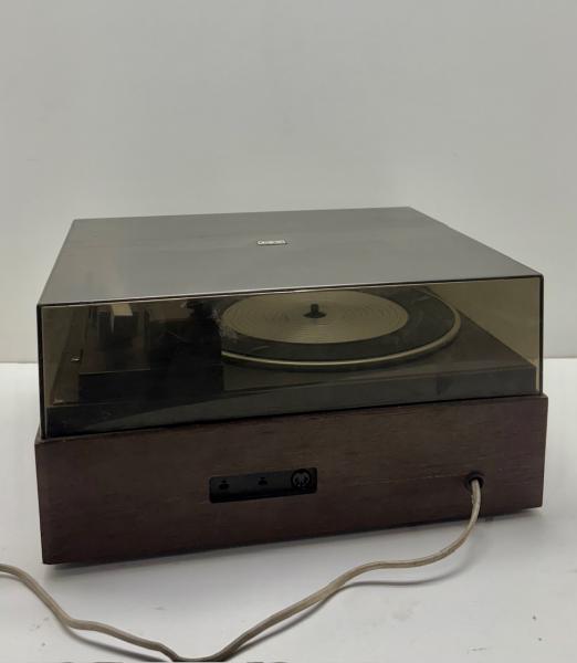Philips GF 547 - Antigo toca discos com botões de controle na