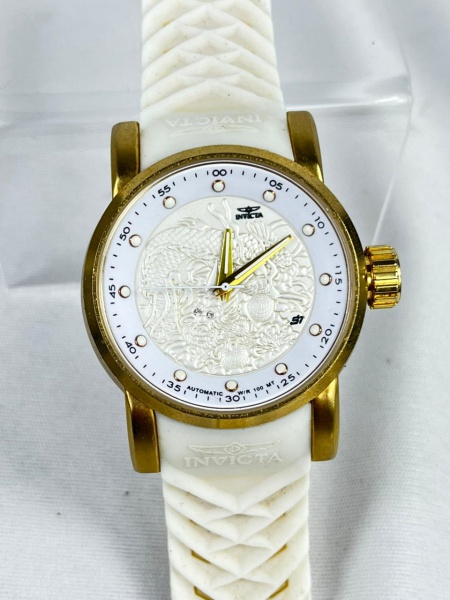 Relógio Invicta Yakuza Automático, caixa dourada, mostrador branco