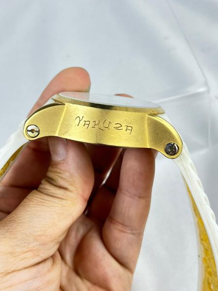 Relógio Invicta Yakuza Automático, caixa dourada, mostrador branco