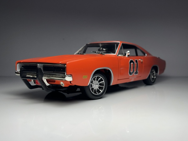 1969 Charger General Lee Laranja - American Muscle Escala 1/18 miniatura em metal diecast. Possui caixa original. Carro de coleção com aprox 25CM. Possui partes moveis conforme fotos. CAR18.