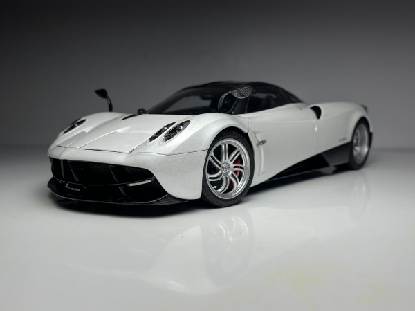 Pagani Huayra Branco - Autoart Escala 1/18 miniatura em metal diecast. Possui caixa original e certificado de autenticidade. Carro de coleção com aprox 25CM. Possui partes moveis conforme fotos. CAR18.