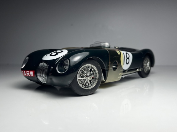 1953 Jaguar C Type LeMans Winner Racing Car (Racing Green) #18 - Autoart Escala 1/18 miniatura em metal diecast. Possui caixa original. Carro de coleção com aprox 25CM. Possui partes moveis conforme fotos. CAR18.