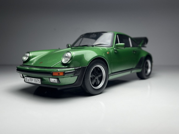 1975 Porsche 911 Turbo 3,3L Verde - Norev Escala 1/18 miniatura em metal diecast. Possui caixa original. Carro de coleção com aprox 25CM. Possui partes moveis conforme fotos. CAR18.