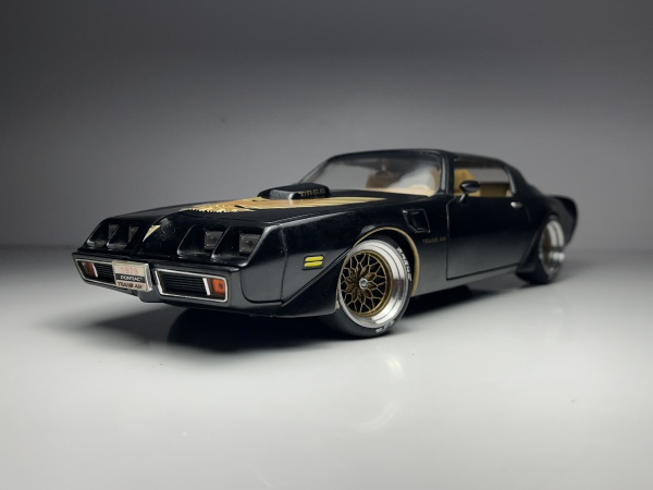 1979 Pontiac Firebird Trans Am Preto - Road Legends Escala 1/18 miniatura em metal diecast. Possui caixa original. Carro de coleção com aprox 25CM. Possui partes moveis conforme fotos. CAR18.