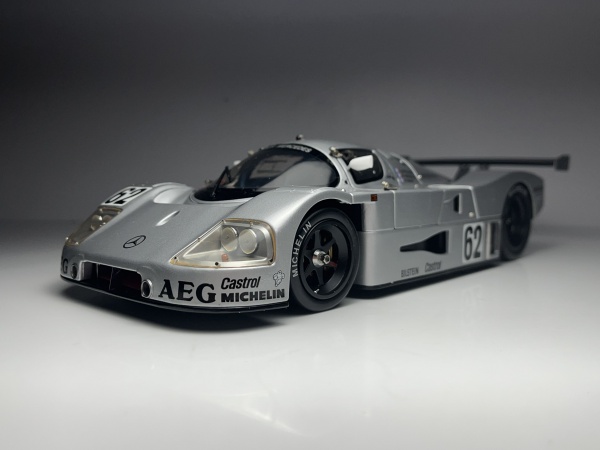 Mercedes Benz Sauber #61 Prata J.L. Schlesser, J.P. Jabouille, A. Cudini - Exoto Escala 1/18 miniatura em metal diecast. Possui caixa original. Carro de coleção com aprox 25CM. Possui partes moveis conforme fotos. CAR18.