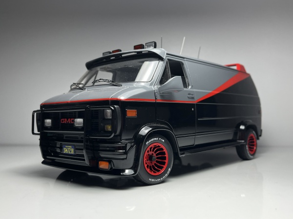 1983 GMC Vandura Cinza, Preto e Vermelho - Hotwheels Elite Escala 1/18 miniatura em metal diecast. Possui caixa original. Carro de coleção com aprox 25CM. Possui partes moveis conforme fotos. CAR18.