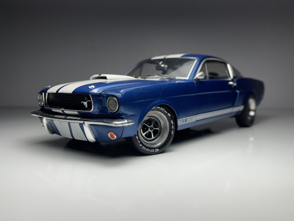 1966 Shelby GT 350 Azul e Branco - Shelby Collectibles Escala 1/18 miniatura em metal diecast. Possui caixa original. Carro de coleção com aprox 25CM. Possui partes moveis conforme fotos. CAR18.