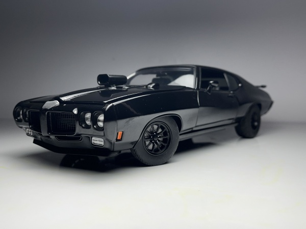 1970 Pontiac GTO Justified Preto Drag Outlaws - ACME Escala 1/18 miniatura em metal diecast. Possui caixa original. Carro de coleção com aprox 25CM. Possui partes moveis conforme fotos. CAR18.