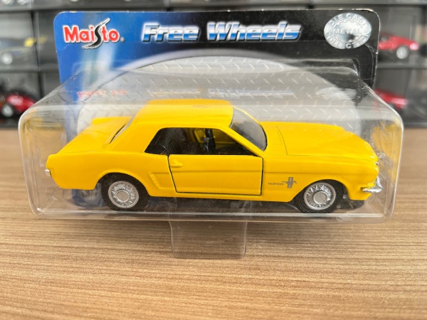 Miniatura carrinho Ford Mustang Hardtop. Com abertura das portas. Aprox. 11,5cm. Embalagem Lacrada. Conforme fotos.