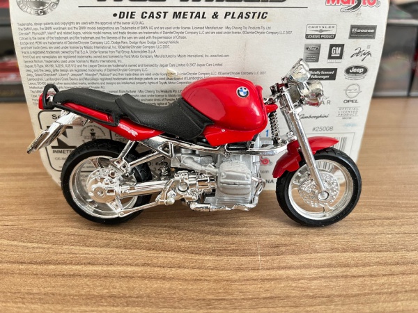 Miniatura Moto BMW R1100R. Escala 1/18, aprox. 12cm. Metal, plástico e pneus de borracha. Obs: falta guidon e pé de apoio adaptado. Conforme fotos.