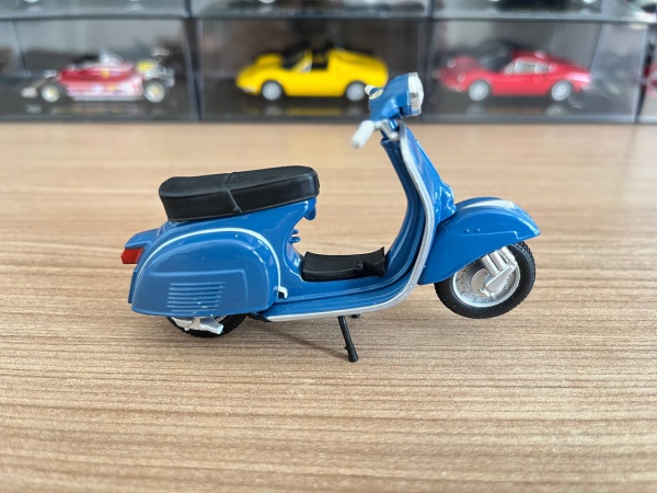 Miniatura Moto Piaggio Vespa 150. Escala 1/18, aprox. 9,5cm. Metal, plástico e pneus de borracha. Conforme fotos.