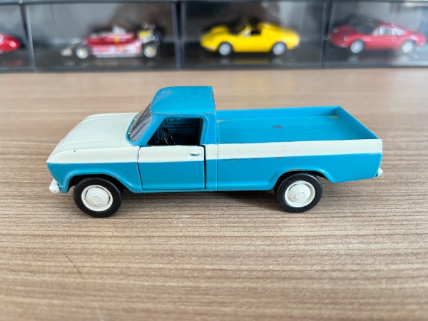 Miniatura carrinho Chevrolet C-10. Com abertura das portas. Coleção História dos Carros Brasileiros. Aprox. 11,5cm. Conforme fotos.