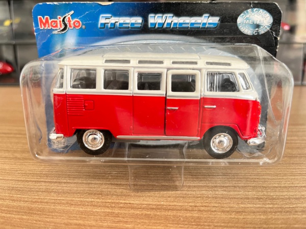Miniatura carrinho Volkswagen Kombi Corujinha. Com abertura das portas. Aprox. 11cm. Embalagem Lacrada. Conforme fotos.