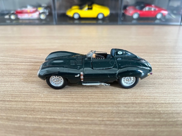 Miniatura carrinho Jaguar D Type. AUTOART. Tampa aerodinâmica removível. Escala 1/43. Aprox. 9cm. Conforme fotos.